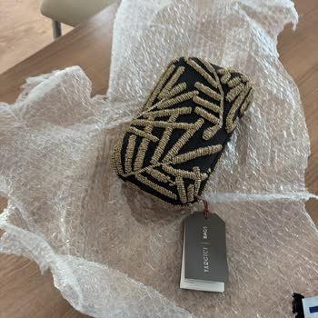 Fiyat Etiketi Görünür Şekilde Gönderilen Hediye Çanta, Özensiz Paketleme