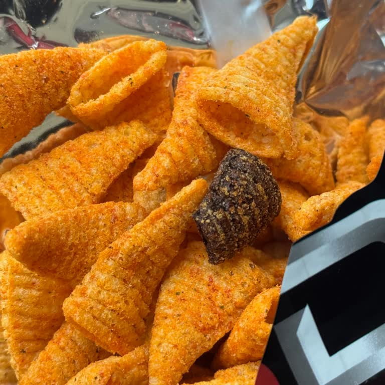 Yanmış Ve Kömürleşmiş Cips Paketi Sağlık Endişesi Yaratıyor