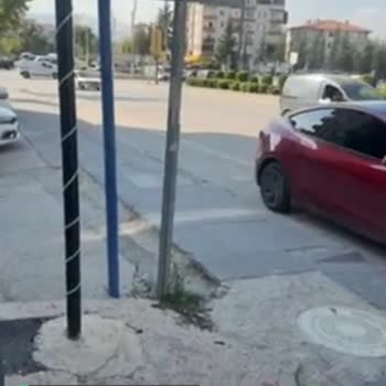 Ankara Büyükşehir Belediyesi Ahi Mesud Bulvarında Bozuk Ve Kırık Kaldırım Taşları!