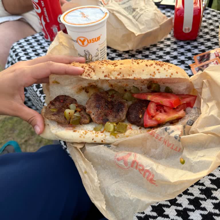 Tam Ücret Ödedim, Yarım Ekmek Ve Üç Köfte Aldım
