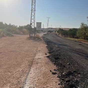 Yeni Açılan Yolda Elektrik Direkleri Kaza Riski Oluşturuyor