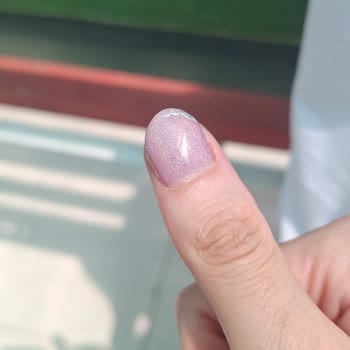 Kalıcı Oje Süslemelerinin Hızlı Dökülmesi Ve Salonun Suçlayıcı Tutumu