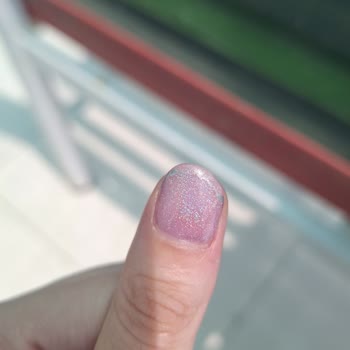 Kalıcı Oje Süslemelerinin Hızlı Dökülmesi Ve Salonun Suçlayıcı Tutumu