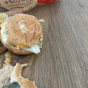 Küflü Hamburger Deneyimi: Sağlık Endişesi Ve Sadece Para İadesi Teklifi