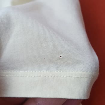 Defolu Tişörtler Ve Mağazanın Umursamaz Tutumu