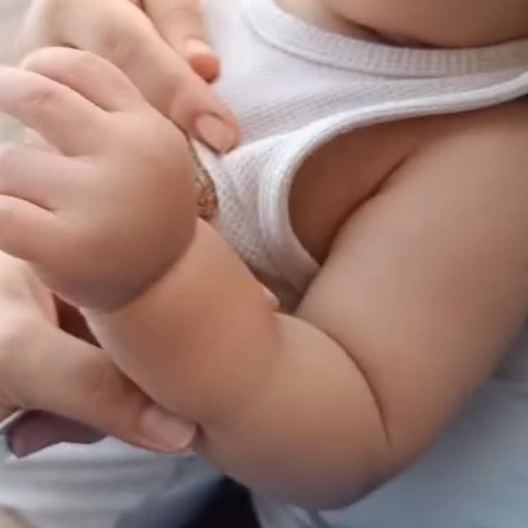 İlk Deneme Gibi Davranan Hemşire Bebeğimin Kolunu Şişirdi