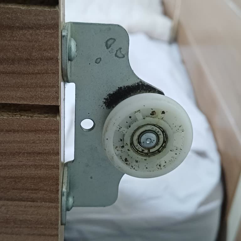 Bellona'dan Gardırop Kapak Tekerleği Ve Rayı İçin Yedek Parça Talebi