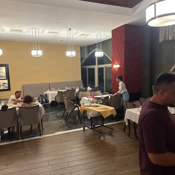 Boş Masalar Olmasına Rağmen Restoran Personeli Çocuğumla Bekletildi