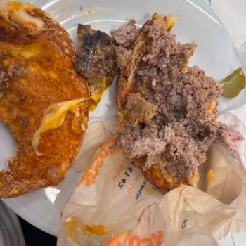 Köfteci Yusuf Şubesinde Hamburgerde Kemik Parçası İçeren Sert Köfte Ve Kalitesiz Et