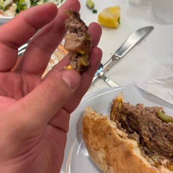 Köfteci Yusuf Şubesinde Hamburgerde Kemik Parçası İçeren Sert Köfte Ve Kalitesiz Et