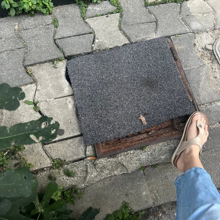 Kaldırım Taşları Bozuk Ve Demir Kapak Gevşek Olması Nedeniyle Yaya Güvenliği Tehlikede