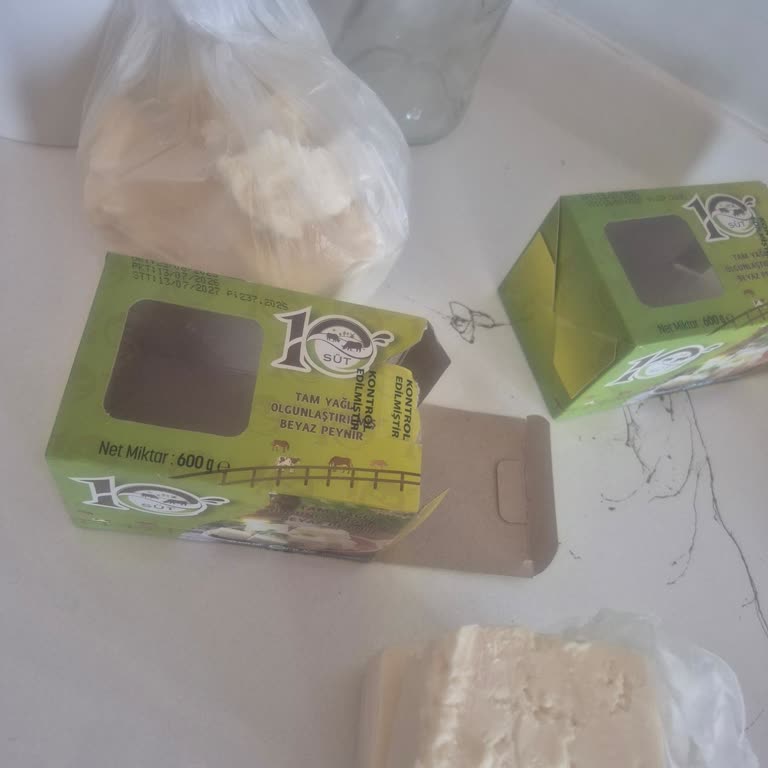 Migros Arsuz Şubesinde Bozulmuş Peynirden Aşırı Koku Ve Sağlık Riski