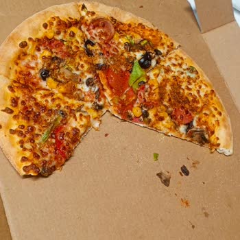 Domino's Pizza Yanıltıcı Boş Pizza ve İlgisiz Şube Müşteri Memnuniyetsizliğine Sebep Oluyor