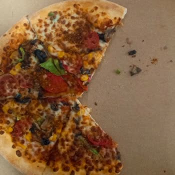 Domino's Pizza Yanıltıcı Boş Pizza ve İlgisiz Şube Müşteri Memnuniyetsizliğine Sebep Oluyor
