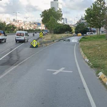 İstanbul’da Uzun Süredir Devam Eden Yol Su Akıntısı Ve Kayganlık Sorunu Çözülmedi