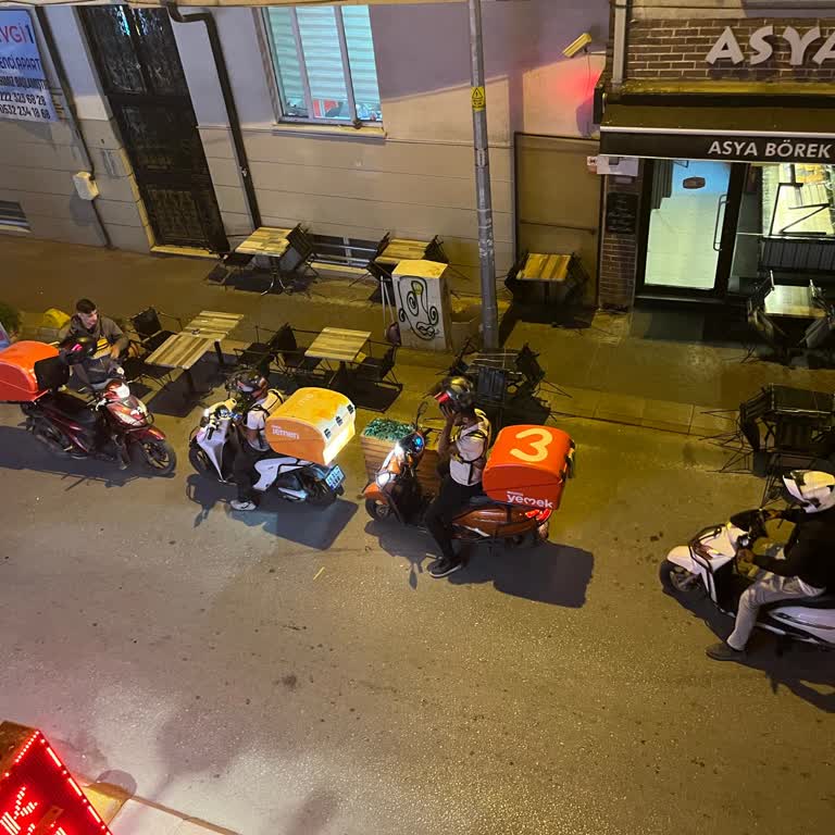 Gece Yarısı Migros Yemek Kuryelerinin Gürültüsü Mahalle Sakinlerini Rahatsız Ediyor