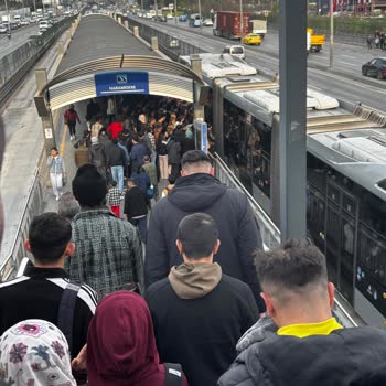 Haramidere Metrobüs Durağındaki Yoğun Kalabalık Ve Güvenlik Sorunları İçin Acil Çözüm Talebi