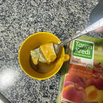 Koop Market Meyve Suyunun İçinden Bardağa Kocaman, Kabuklanmış Ve Küflenmiş Bir Parça Düştü