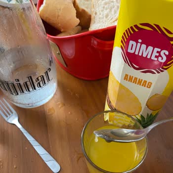 Dimes Ananas Suyunda Mukus Parçası Ve Mide Rahatsızlığı