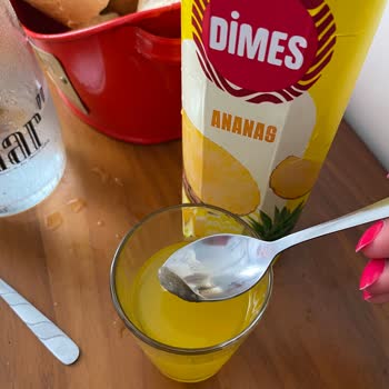 Dimes Ananas Suyunda Mukus Parçası Ve Mide Rahatsızlığı