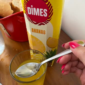 Dimes Ananas Suyunda Mukus Parçası Ve Mide Rahatsızlığı
