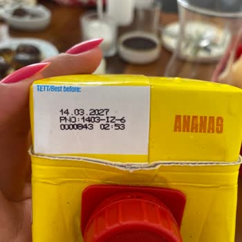 Dimes Ananas Suyunda Mukus Parçası Ve Mide Rahatsızlığı