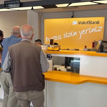 Ankara VakıfBank İcra Dairesi Şubesinde Uzun Kuyruk Ve Çalışanların İlgisiz Tutumu