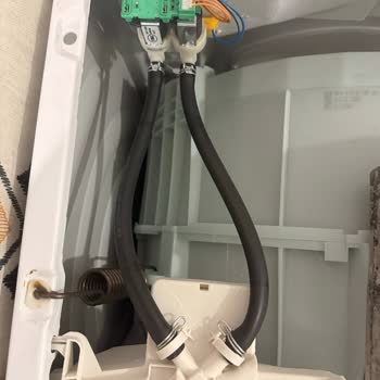 Kapağı Açılmayan Ve Su Kaçıran Bosch Çamaşır Makinesi, Kelepçe Eksikliği Sebebiyle Yanma Riski