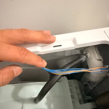 Kapağı Açılmayan Ve Su Kaçıran Bosch Çamaşır Makinesi, Kelepçe Eksikliği Sebebiyle Yanma Riski