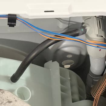 Kapağı Açılmayan Ve Su Kaçıran Bosch Çamaşır Makinesi, Kelepçe Eksikliği Sebebiyle Yanma Riski