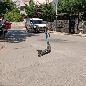 Hey Scooter’ın Yol Ortasındaki Düzensiz Bırakılması Trafik Güvenliğini Tehlikeye Atıyor