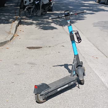 Hey Scooter’ın Yol Ortasındaki Düzensiz Bırakılması Trafik Güvenliğini Tehlikeye Atıyor