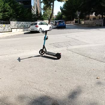 Hey Scooter’ın Yol Ortasındaki Düzensiz Bırakılması Trafik Güvenliğini Tehlikeye Atıyor