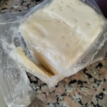 Tek Kalıp Olması Gereken Peynir Parçalanmış, Sıvı Sızıntısı Ve Kötü Koku