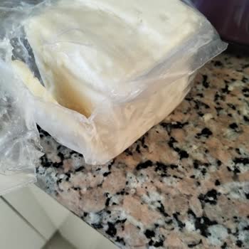 Tek Kalıp Olması Gereken Peynir Parçalanmış, Sıvı Sızıntısı Ve Kötü Koku
