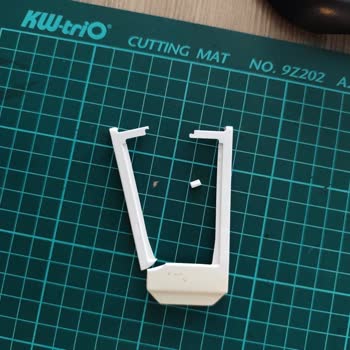 Uğur Dikey Dondurucunun Kapak Kol Parçaları Kırıldı Ücretsiz Değişim Talebi