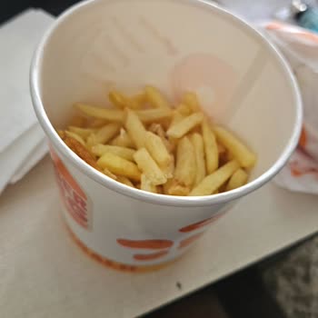 Burger King Mecidiyeköy Şubesinde Kova Patates Eksikliği Ve Tekrarlayan Ürün Hataları