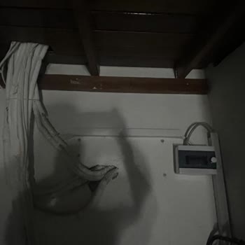 Dış Üniteler Arasındaki 5 Cm Boşluk Ve Kablo Bağlantısı Eksikliği