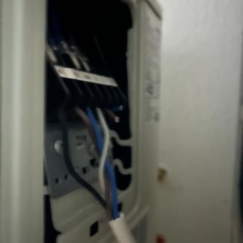 Dış Üniteler Arasındaki 5 Cm Boşluk Ve Kablo Bağlantısı Eksikliği