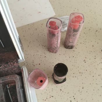 Gardrops'ta Kırık Makyaj Seti Ve İade Reddi
