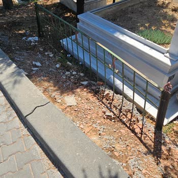Şereflikoçhisar Mezarlığındaki Tehlikeli Tel Ve Kişisel Sınırların Kaldırılması Talebi