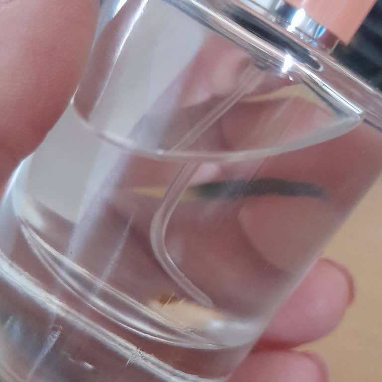 Parfüm Şişesinde Karton Parçası Bulunması Ve Cilt Reaksiyonu