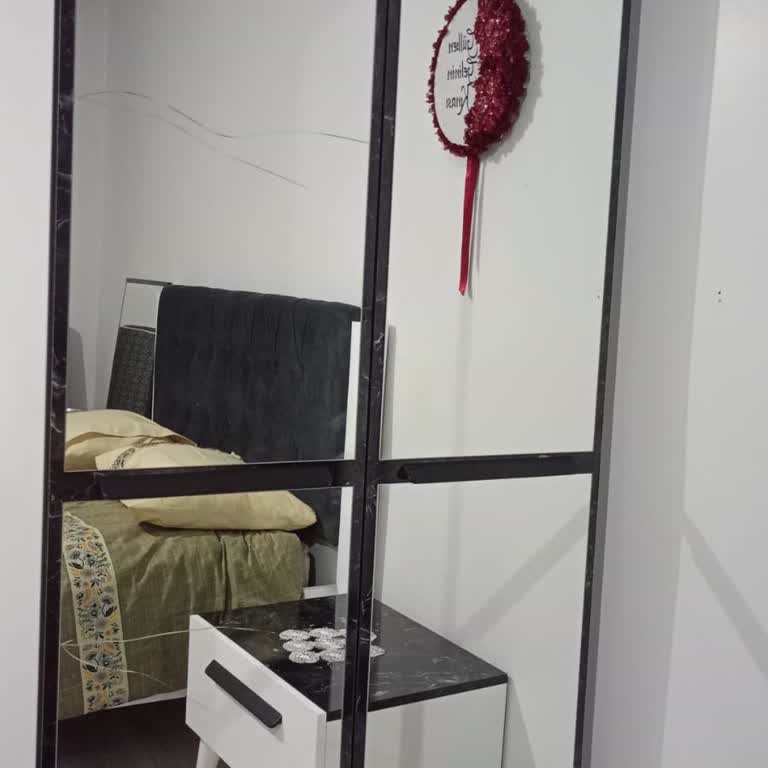 Kırık Gardırop Camı Ve Eksik Askılık Demirleri İçin Çözüm Bekleniyor