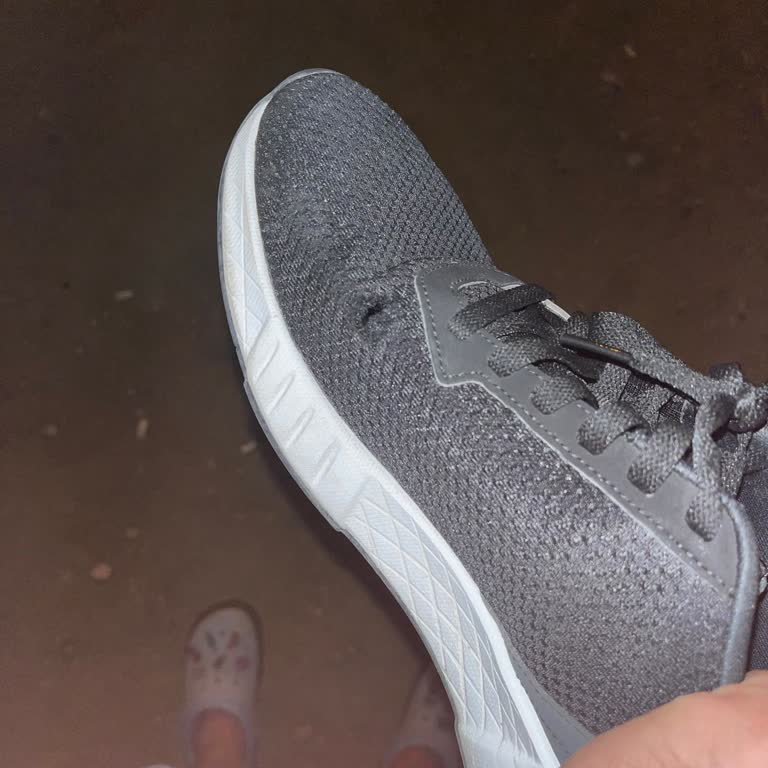 Az Kullanılmış Reebok Ayakkabının Üst Kumaşında Açılma Ve Değişim Talebi