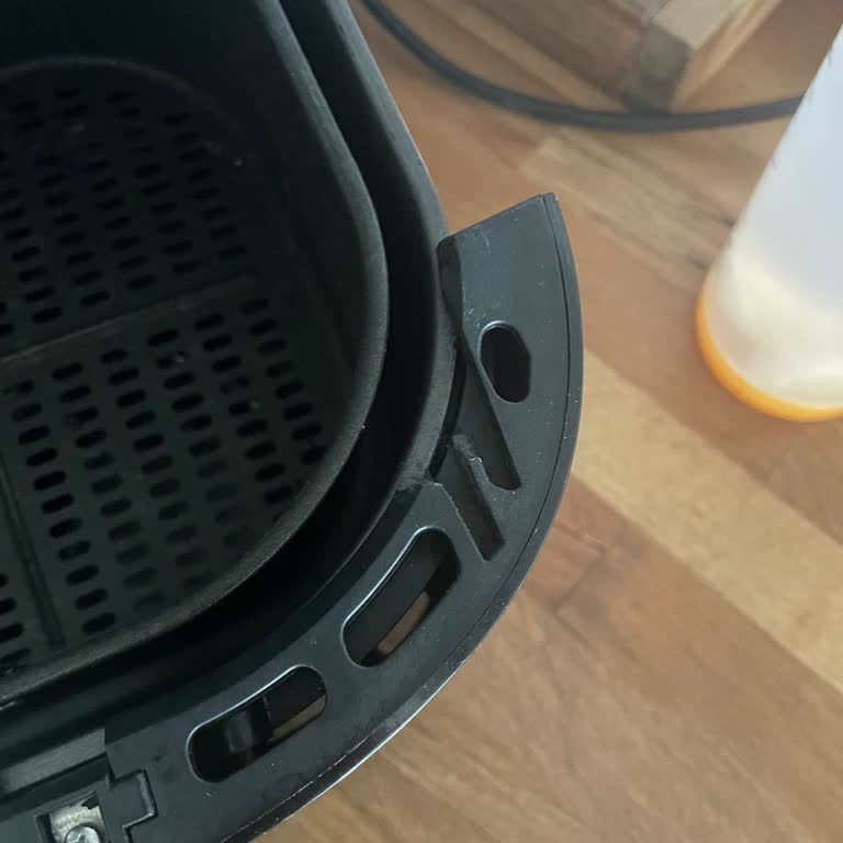 Kapak Mekanizması Sorunu Nedeniyle Airfryer Kullanılamıyor Ve Servis Desteği Yok