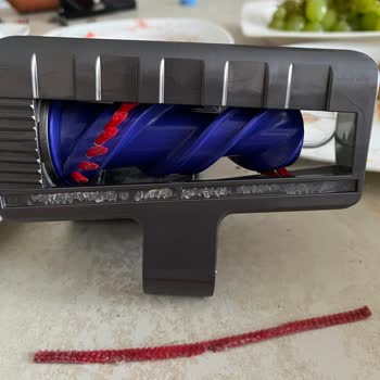 Dyson V15 Yatak Ve Koltuk Başlığının Kırmızı Toz Parçası Çıktı, Garanti Değişimi Talep Ediyorum