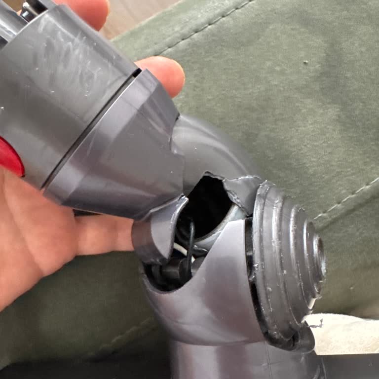 Dyson V11 Süpürge Başlığı Kırıldı Tasarım Kusuru, Garanti Dışı Ve Ücretsiz Değişim Talebi