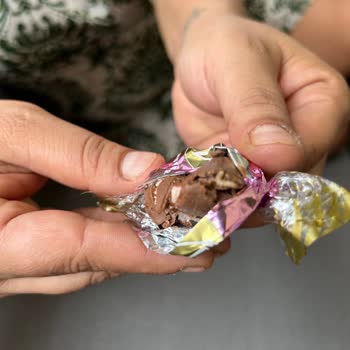 Tazeliğini Kaybetmiş Lavi Çikolata İçin Yenisi Talep Ediyorum