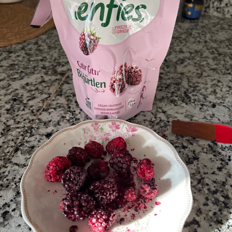 Yayla Dondurulmuş Böğürtlen Ürünün Az Miktarı Ve Kırılgan Ambalajı