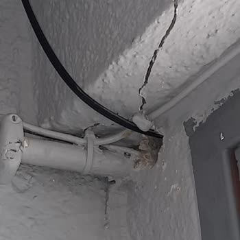 İzinsiz İnternet Kutusu Ve Kablolama Binanın Dış Cephesinde Görüntü Kirliliği Yarattı